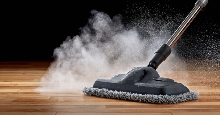 Vaporeta soltando vapor sobre el suelo