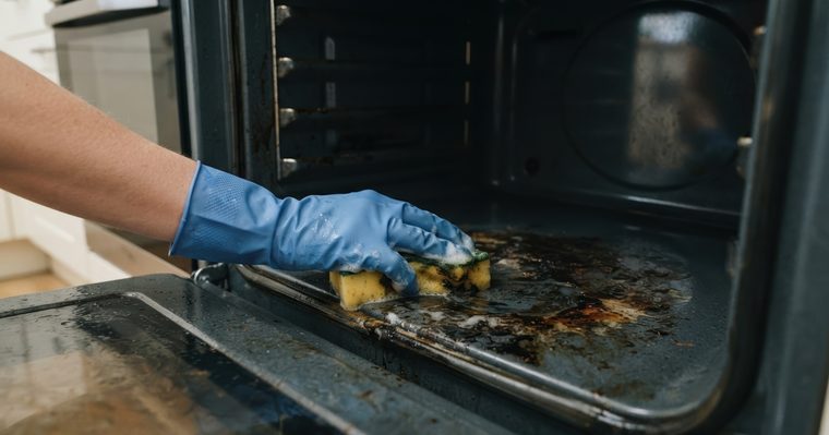 Interior de un horno muy sucio durante su limpieza