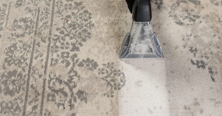 Moqueta con suciedad marcada durante una limpieza con máquina