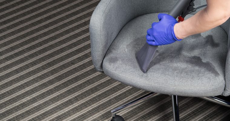 Silla de oficina con respaldo de malla durante su limpieza