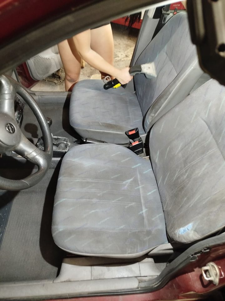 Limpieza de los asientos delanteros de un coche por inyección-extracción