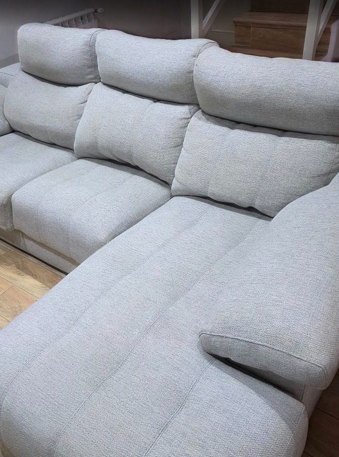 El mismo sofá gris claro después de la limpieza, con el tejido recuperado